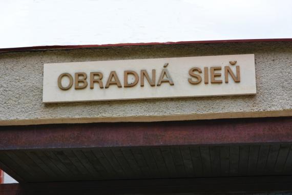 Nápis Obradná sieň nad vstupom do budovy Nápis Obradná sieň nad vstupom do budovy